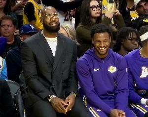 名记：詹姆斯现在挺不是滋味 一是没法上场二是最终章局面有点僵