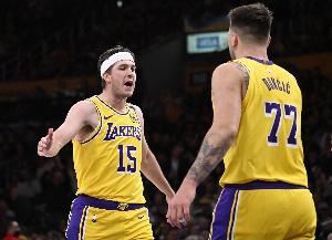 里夫斯：东契奇的投篮方式很奇怪 你很难在不犯规的情况下干扰他